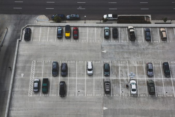 Auto und PKW auf dem Parkplatz