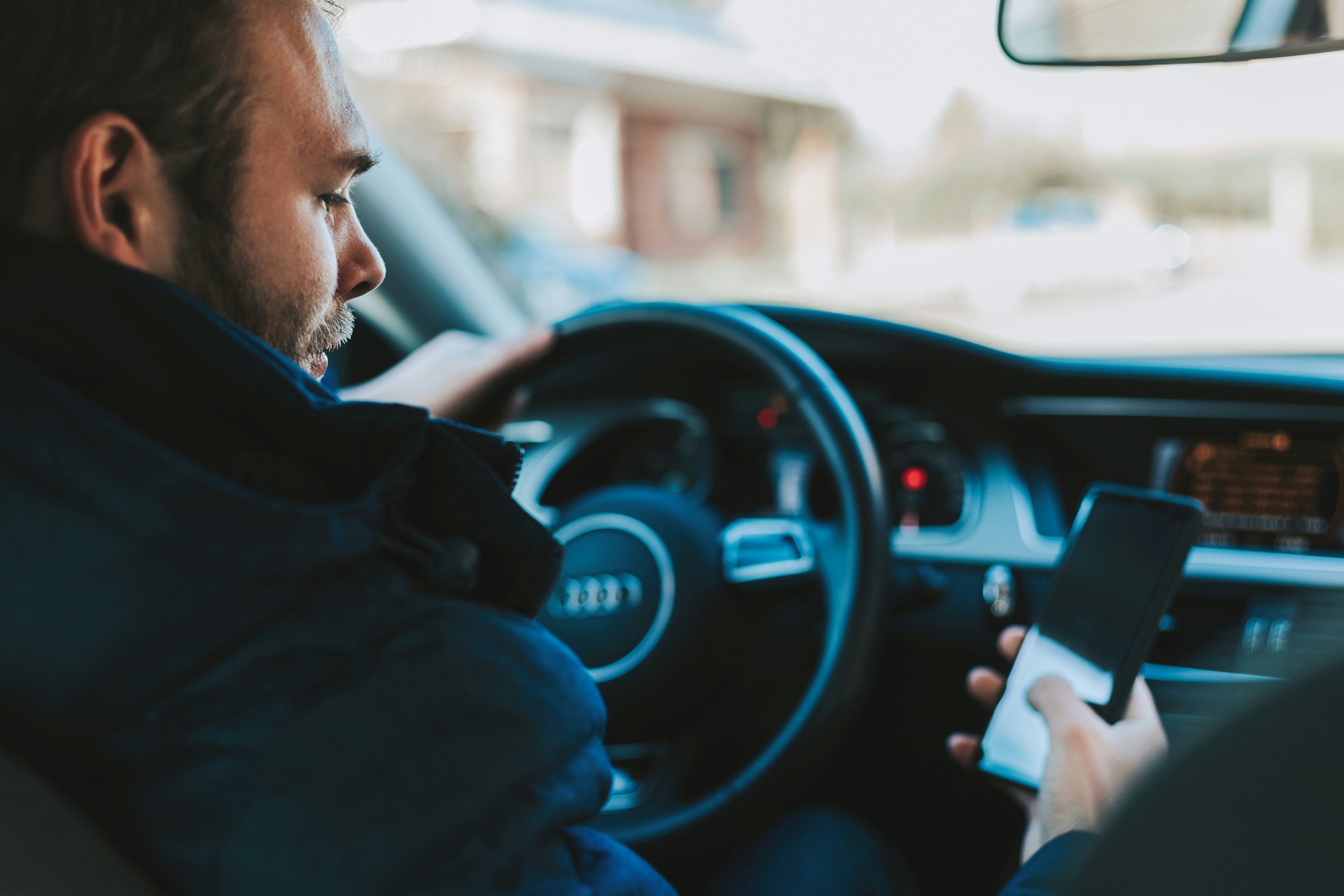 Handy- oder Smartphone-Nutzung im Auto? – Was Sie dürfen und was nicht